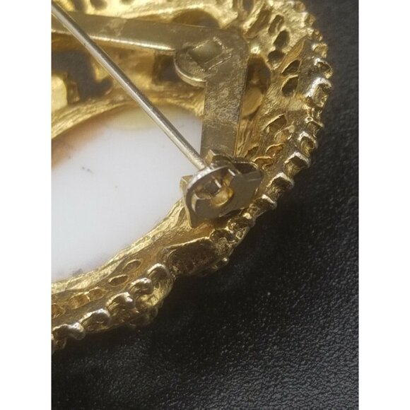 Victorian Fragonard Rococo Style Print on Ornate Oval Gold Tone Brooch Pin - Picture 4 of 4